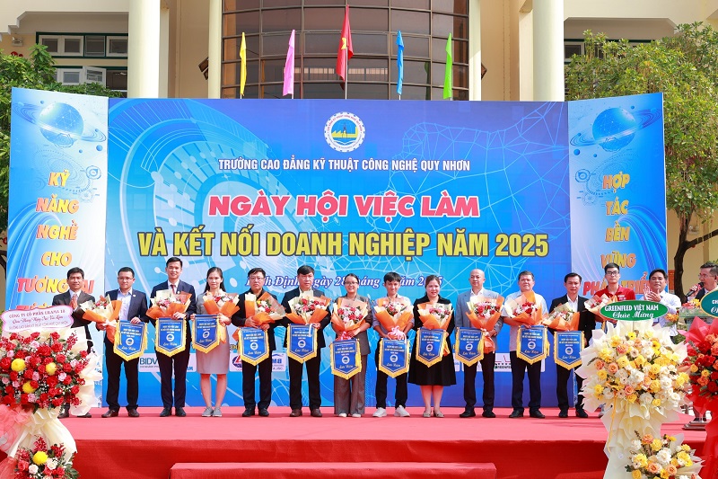 Lãnh đạo Trường Cao đẳng Kỹ thuật Công nghệ Quy Nhơn trai ân các doanh nghiệp.