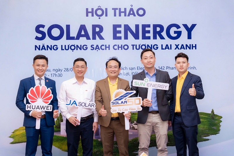 Ông Hồ Quốc Dũng – Tổng giám đốc Công ty cổ phần Điện năng lượng Sông Đà (giữa) cùng các đối tác.