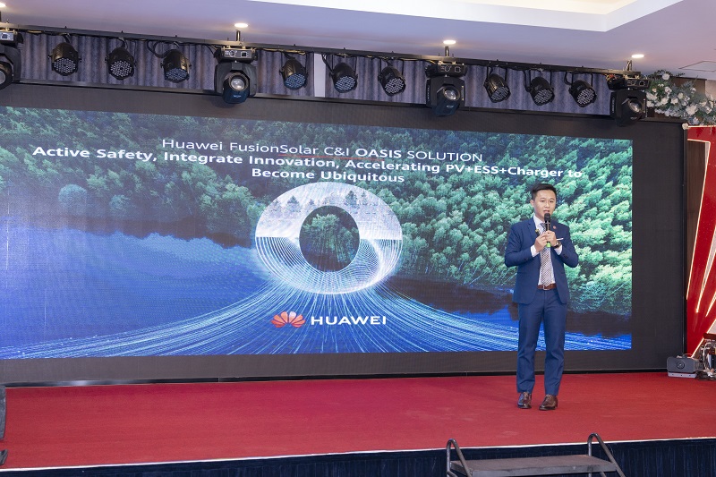 Ông Trần Anh Sơn - Trưởng phòng phát triển thị trường Huawei Digital Power, chia sẻ thông tin tại hội thảo.