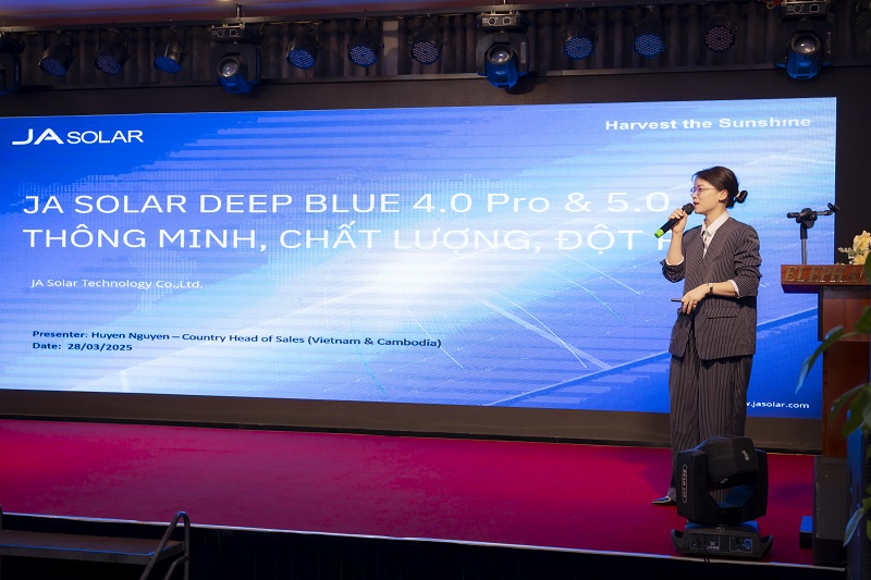Bà Nguyễn Thị Huyền - Giám đốc khu vực Việt Nam, Cambodia JA Solar, chia sẻ thông tin tại hội thảo.