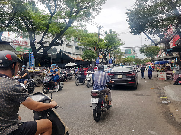 Tuyến đường Ông Ích Khiêm đi qua khu vực chợ Cồn luôn có mật độ người và phương tiện tham gia giao thông rất đông.