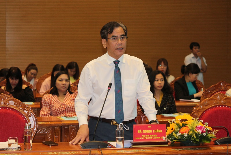 Ông Hà Trọng Thắng - Phó Tổng giám đốc Công ty cổ phần vận tải đường sắt, chia sẻ tại hội thảo.