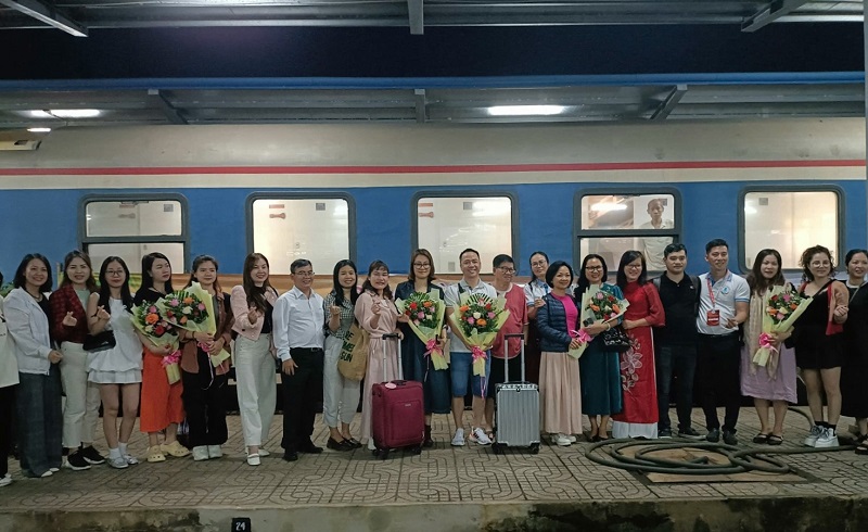 Lãnh đạo Sở Văn hoá, Thể thao và Du lịch tỉnh Bình Định ra tận ga Diêu Trì để chào đón đoàn du khách du lịch bằng tàu hoả đến tham quan, nghỉ dưỡng.