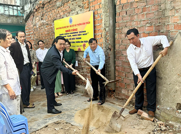 PC Đà Nẵng phối hợp với chính quyền địa phương khởi công xây dựng nhà cho hộ nghèo Đỗ Đức Thành.