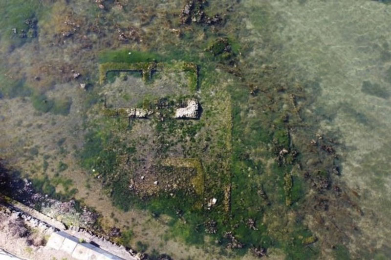 Tàn tích biệt thự La Mã dưới hồ nước.