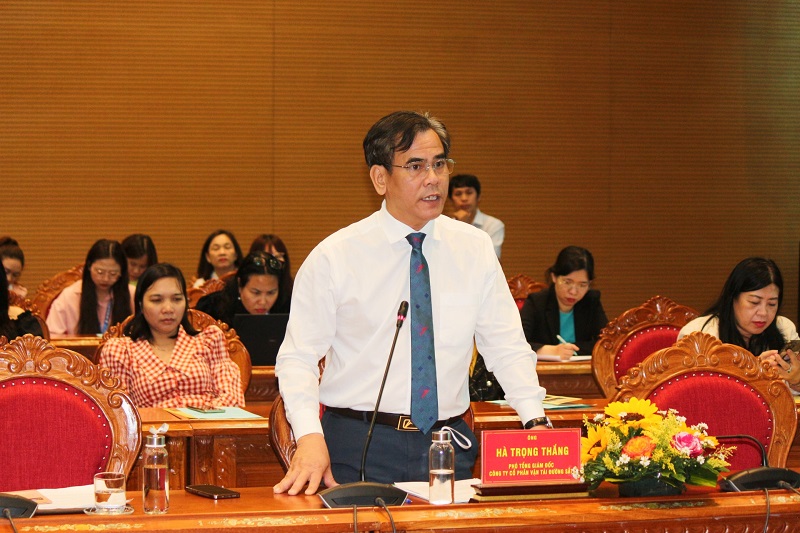 Ông Hà Trọng Thắng - Phó Tổng giám đốc Công ty cổ phần vận tải Đường sắt, chia sẻ tại hội thảo.