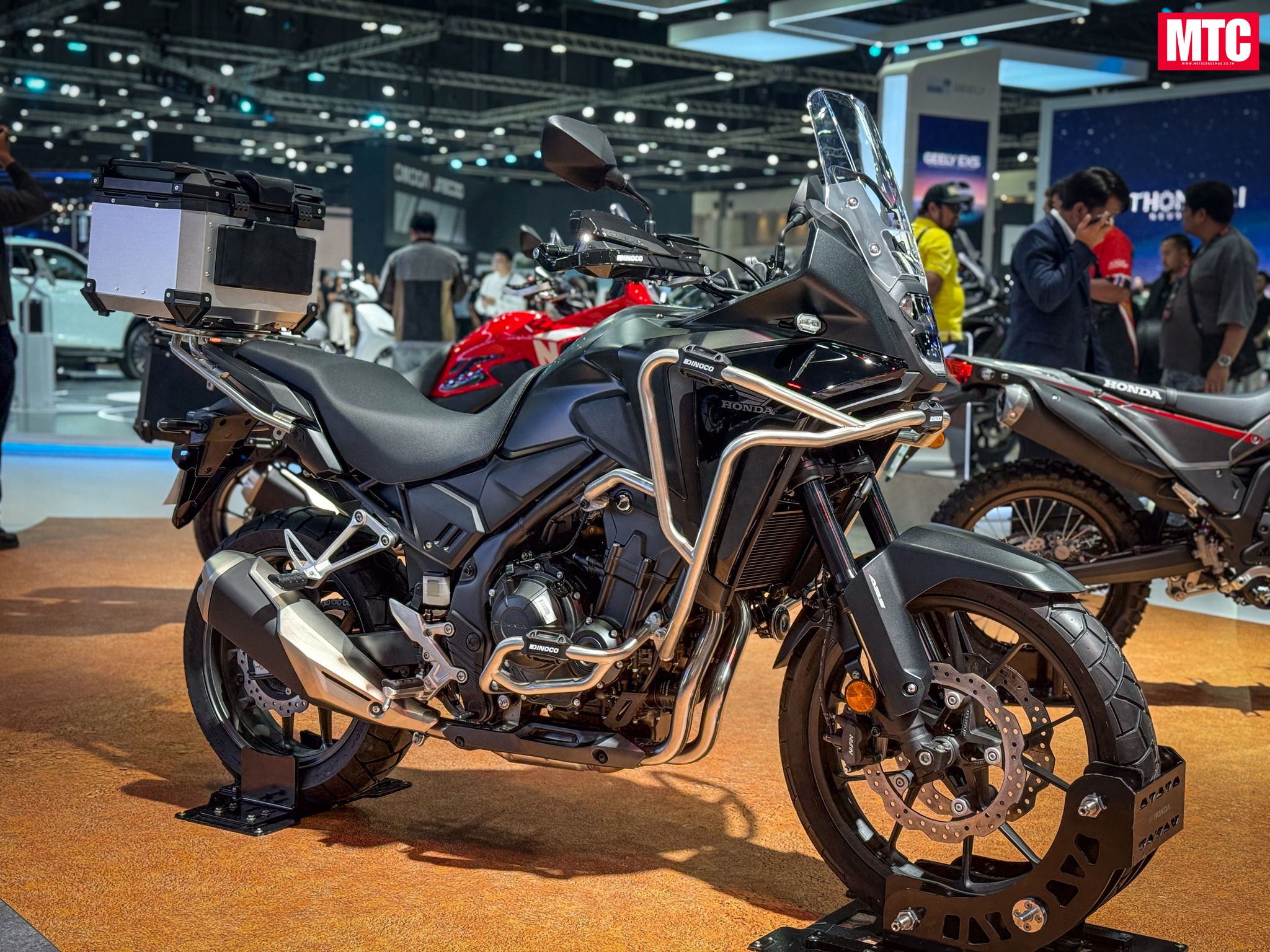 Mẫu xe côn tay NX500 phiên bản đặc biệt Dinoco Edition hoàn toàn mới, xe được mở bán với giá 227.900 Baht (tương đương khoảng 158 triệu đồng)