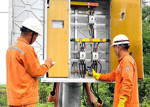 EVNCPC yêu cầu các đơn vị thành viên chủ động triển khai các biện pháp tăng cường bảo đảm vận hành an toàn lưới điện, cung cấp điện phục vụ các sự kiện chính trị - xã hội quan trọng trên địa bàn trong năm 2025.