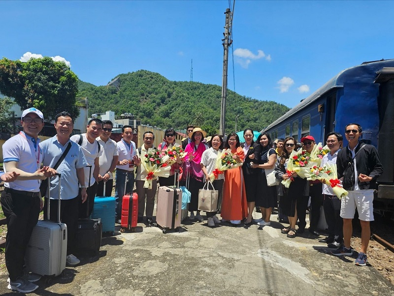 Lãnh đạo Sở Văn hoá, Thể thao và Du lịch tỉnh Bình Định đón đoàn khách du lịch bằng tàu hoả đến tham quan, nghỉ dưỡng. 