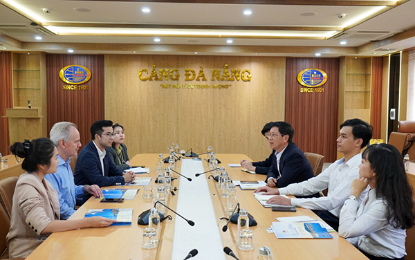 Đoàn công tác của Tập đoàn DP World (trái) làm việc với Cảng Đà Nẵng chiều ngày 1/4.