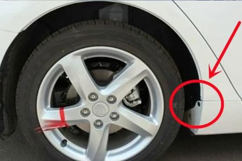 Lỗ nhỏ bên hông lốp xe.