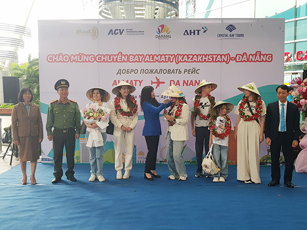 Giám đốc Sở Du lịch Đà Nẵng Trương Thị Hồng Hạnh tặng nón lá kỷ niệm cho các vị khách may mắn trên chuyến bay đầu tiên từ Almaty (Kazakhstan) đến Đà Nẵng.