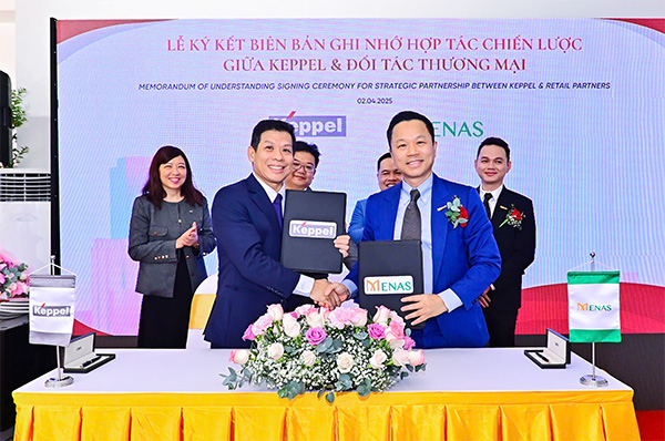 Ông Nguyễn Đức Quỳnh (phải) và ông Lee Leong Seng ký kết hợp tác chiến lược ngày 2/4.