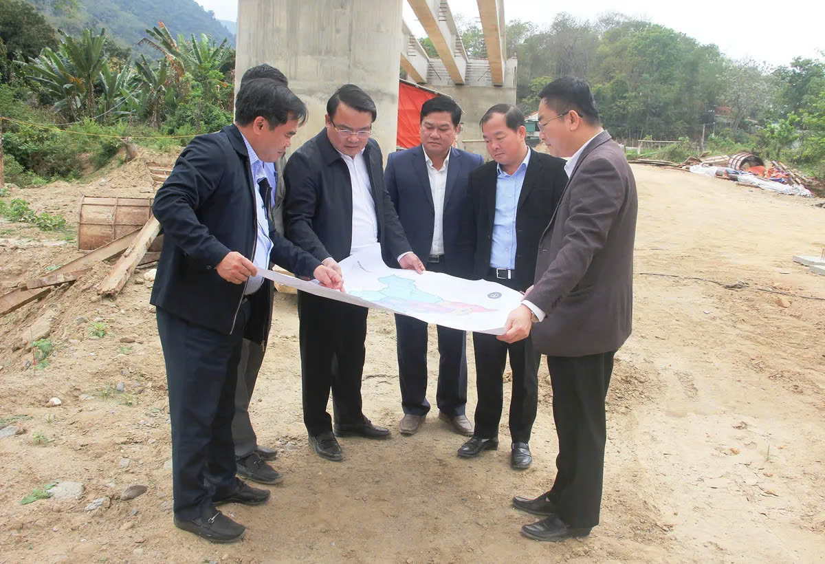 Ông Phùng Thành Vinh kiểm tra tiến độ thi công các 