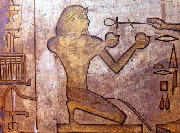 Một bức phù điêu bên trong lăng mộ Pharaoh Thutmose II - Ảnh: BẢO TÀNG AI CẬP