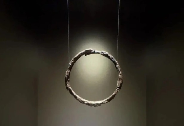 Một trong 3 chiếc vòng tay chứa vật liệu ngoài hành tinh - Ảnh: Bảo tàng Częstochowa