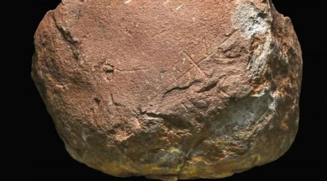 Tảng đá lưu giữ tác phẩm nghệ thuật trên đá lâu đời nhất thế giới - Ảnh: HỘI ĐỒNG THÀNH PHỐ MARBELLA