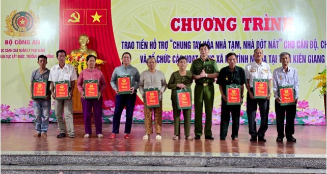 Đại tá Nguyễn Văn Tuấn- Phó Cục trưởng Cục C10, Bộ Công an trao quà cho các gia đình chính sách trên địa bàn.