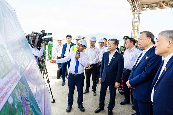 Giám đốc BQL các dự án đầu rư cơ sở hạ tầng ưu tiên TP Đà Nẵng báo cáo với Tổng Bs thư Tô Lâm về tiến độ xây dựng cơ sở hạ tầng dùng chung bến cảng Liên Chiẻu, tháng 3/2025.
