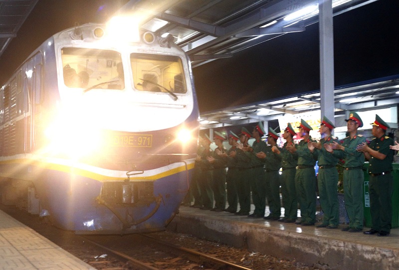 Cán bộ, chiến sĩ Bình Định đón tham gia diễu binh tại Ga Diêu Trì. 
