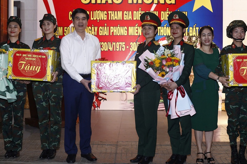 Phó Chủ tịch UBND tỉnh Bình Định Lâm Hải Giang tặng quà chúc mừng đoàn.