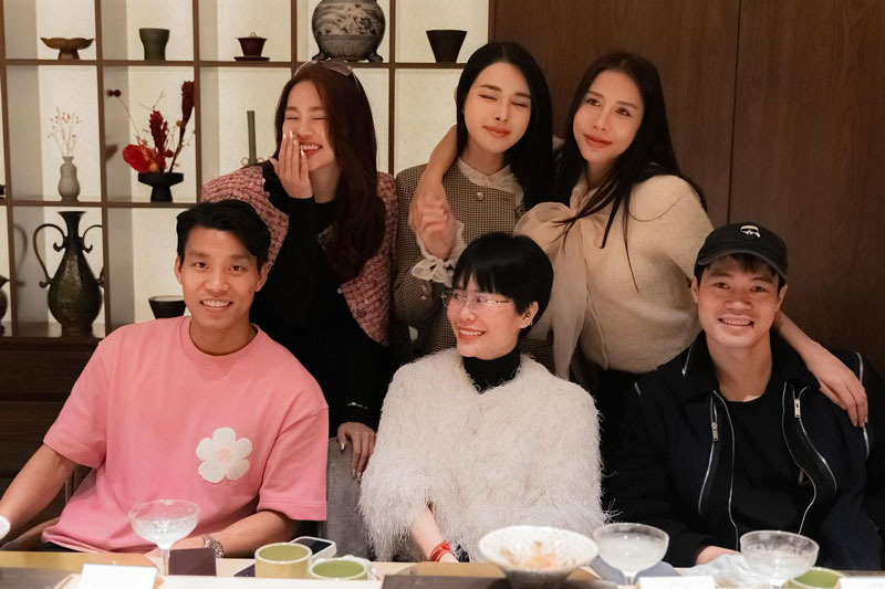 Văn Thanh cùng Bích Hạnh (ở giữa hàng trên) ăn tối với nhóm bạn, có cả Văn Toàn (ngoài cùng bên phải). Ảnh: Instagram Trần Bích Hạnh