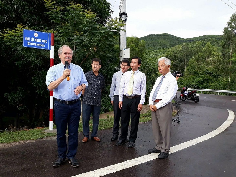 GS Gerard t’Hooft chia sẻ cảm xúc khi gắn biển tên Đại lộ Khoa học tại Quy Nhơn. 
