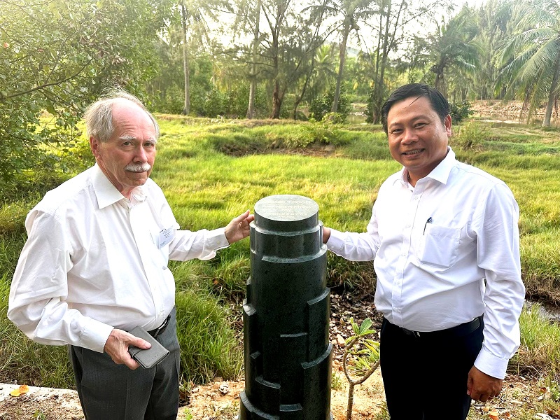 GS Gerard t’Hooft và TS Trần Thanh Sơn tại vườn Nobel.