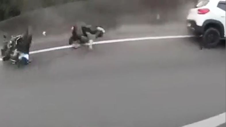 CLIP: Sau va chạm, người điều khiển xe phân khối lớn và ô tô lộn nhiều vòng trên đường nhưng cái kết mới gây chú ý