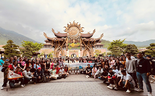 Visit Indochina đưa gần 100 du khách MICE của Philippines đến Sun World Ba Na Hills trong ngày kỷ lục của khu du lịch này.