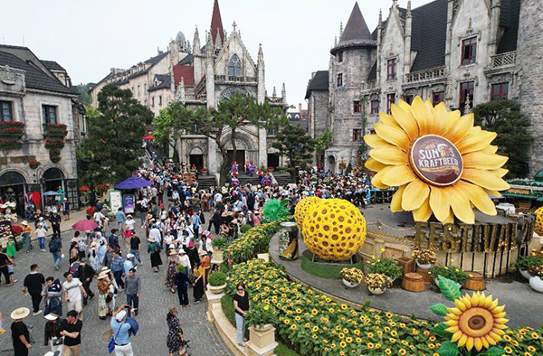 Sun World Ba Na Hills đón 31.900 lượt khách trong ngày 6/4, cao nhất sau 16 năm hoạt động.