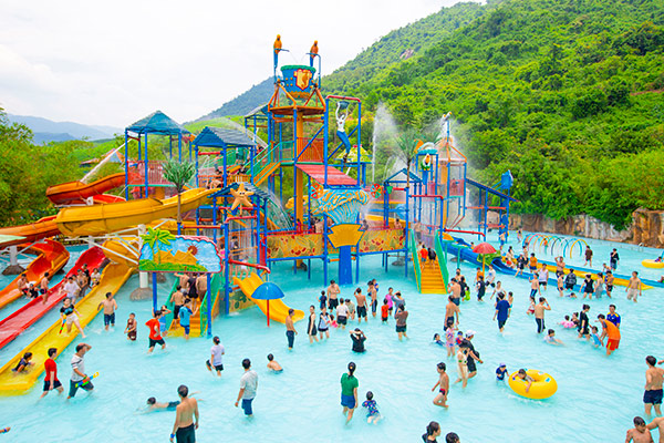 Khu du lịch Công viên Suối khoáng nóng Núi Thần Tài cũng tấp nập du khách trong dịp nghỉ lễ Giỗ Tổ Hùng Vương năm nay.