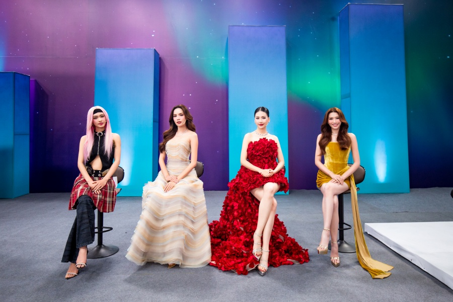 4 Mentor: Thuý Quỳnh, Hoàng Phương, Quỳnh Hoa, Quỳnh Châu