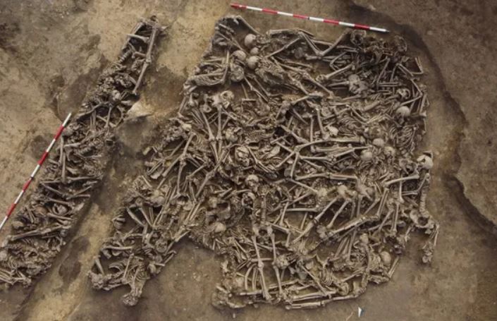 Các nhà khoa học tìm thấy hài cốt của khoảng 150 người đàn ông trong ngôi mộ tập thể, cùng với các mảnh áo giáp và vũ khí cho thấy họ là lính La Mã.