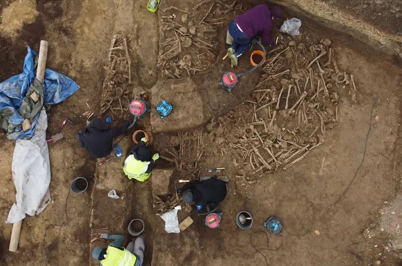 Các nhà khoa học vẫn đang phân tích nhiều xương và hiện vật từ ngôi mộ tập thể này.