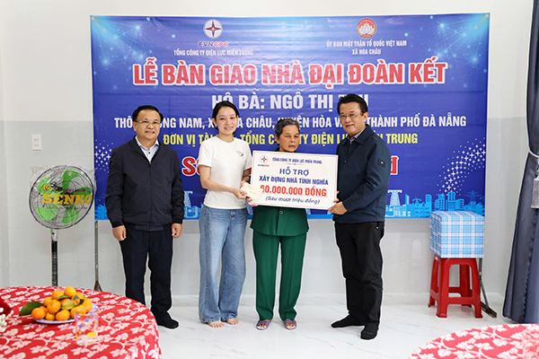Tổng giám đốc EVNCPC Ngô Tấn Cư (bìa phải) bàn giao căn nhà đại đoàn kết cho hộ dân ở huyện Hoà Vang (TP Đà Nẵng).