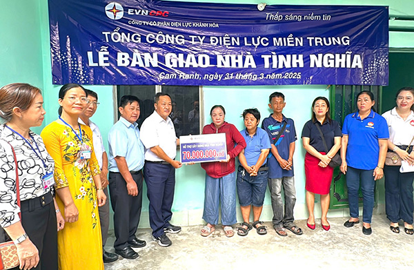 Bàn giao nhà tình nghĩa cho hộ bà Nguyễn Thị Lẫy (phường phường Cam Linh, TP Cam Ranh, tỉnh Khánh Hòa)