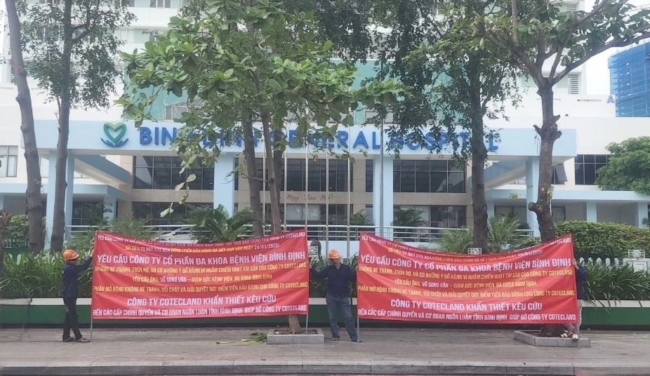 Căng băng rôn đòi nợ trước Bệnh viện Bình Định. Ảnh: Internet.