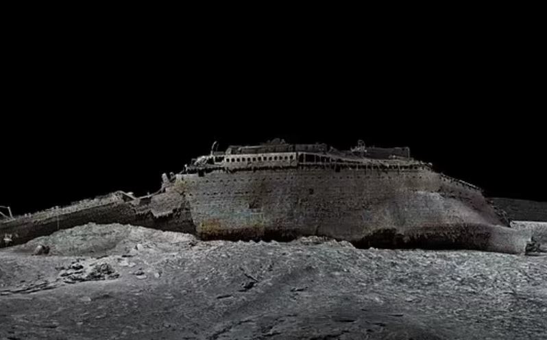 Việc đâm mạnh xuống đáy biển khiến đuôi tàu biến dạng.