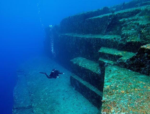 Mặc dù những người hoài nghi cho rằng đây là một khối đá tự nhiên, tượng đài Yonaguni có hình dạng kim tự tháp với những bậc thang thẳng tắp trông giống như được chạm khắc.