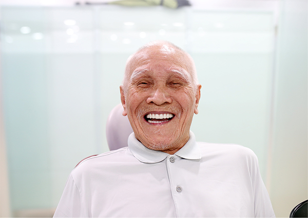 Nụ cười của cụ N sau khi được cấy ghép Implant toàn hàm.