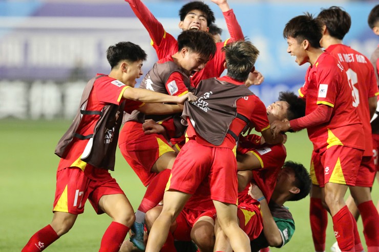 U17 Việt Nam vỡ oà sau bàn gỡ của Gia Bảo.