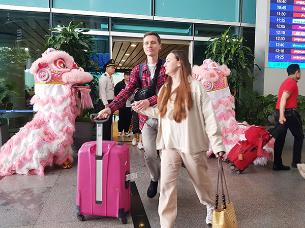 Chào đón những vị khách đầu tiên trên chuyến bay từ Almaty (Kazakhstan) hạ cánh sân bay Đà Nẵng.