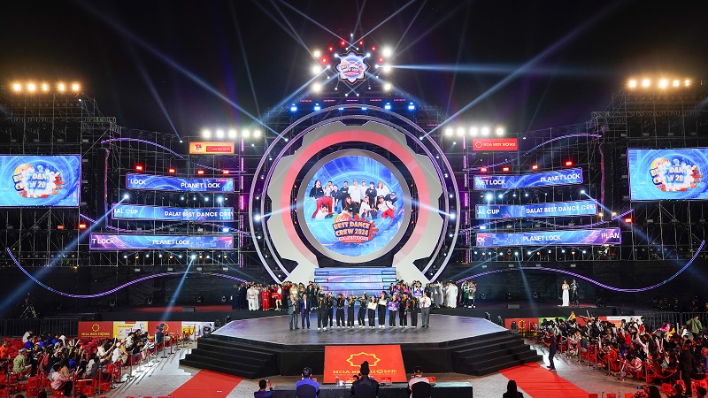 sân khấu hoành tráng, âm thanh hiện đại mà còn là cơ hội hiếm có để khán giả tận mắt chứng kiến những màn trình diễn bùng nổ từ các nhóm nhảy hàng đầu Việt Nam và khu vực châu Á. 