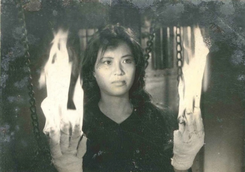 Cảnh quay nhân vật Vân bị địch tra tấn, đốt mười đầu ngón tay