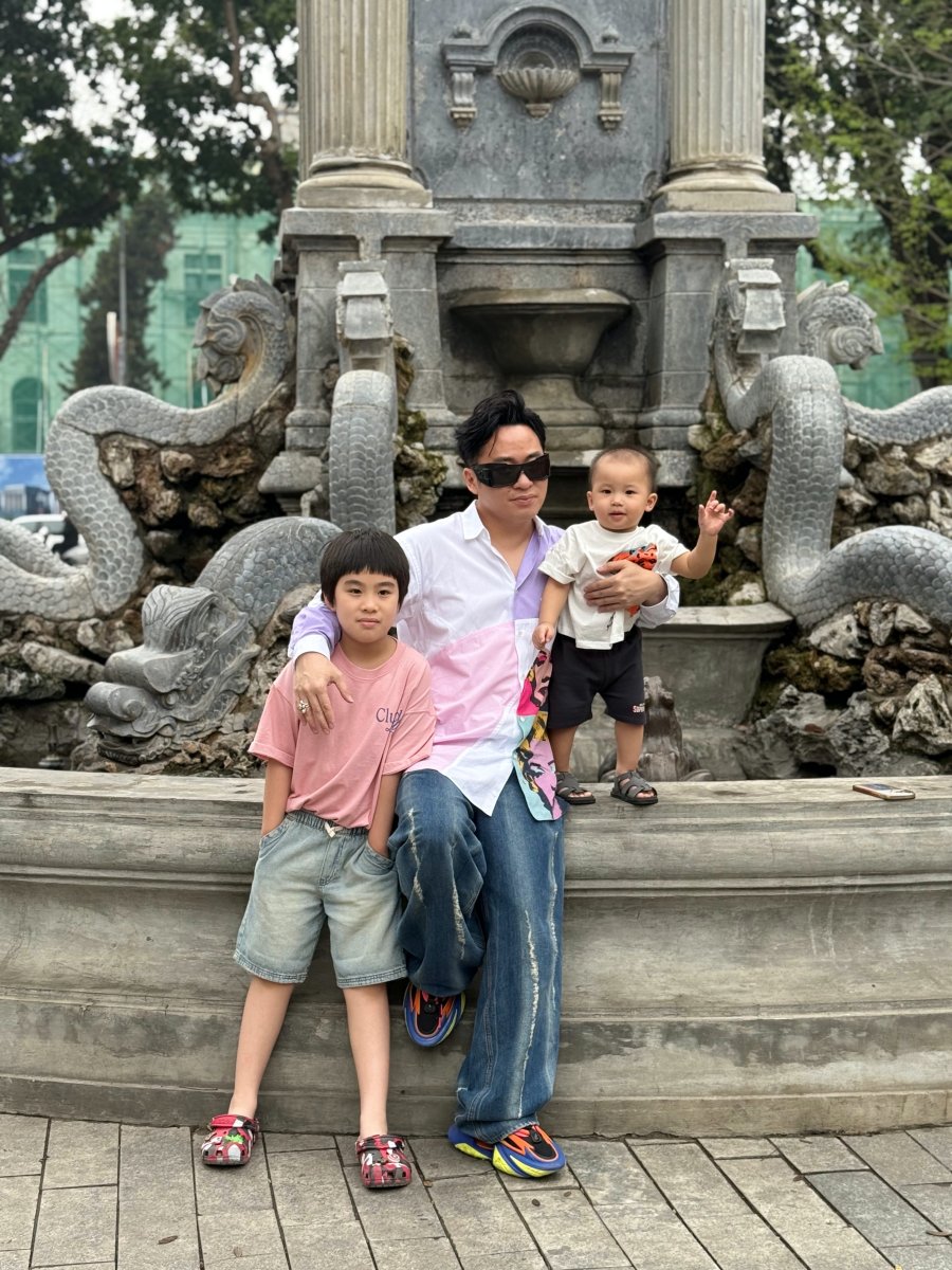 Tùng Dương và 2 con trai: Bé Sóc, Voi