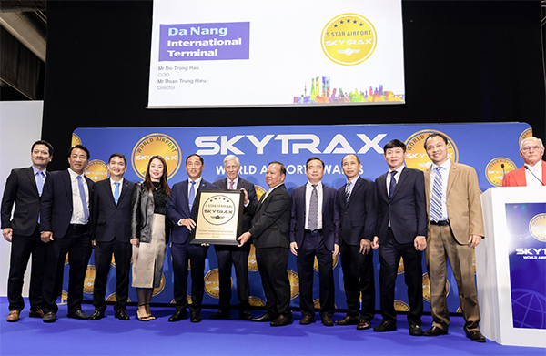 Phó Tổng giám đốc AHT Đỗ Trọng Hậu nhận bằng vinh danh nhà ga quốc tế T2 sân bay Đà Nẵng năm thứ hai liên tiếp đạt chuẩn 5 sao Skytrax. 