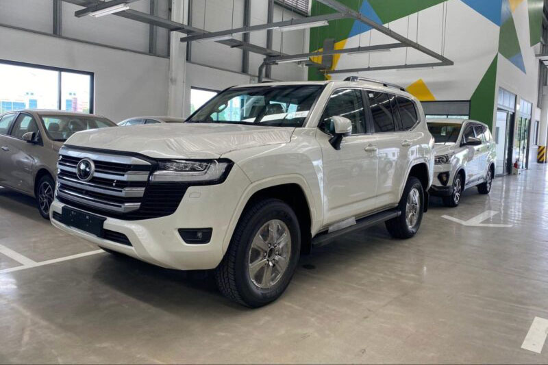 Toyota Land Cruiser đứng thứ 2.