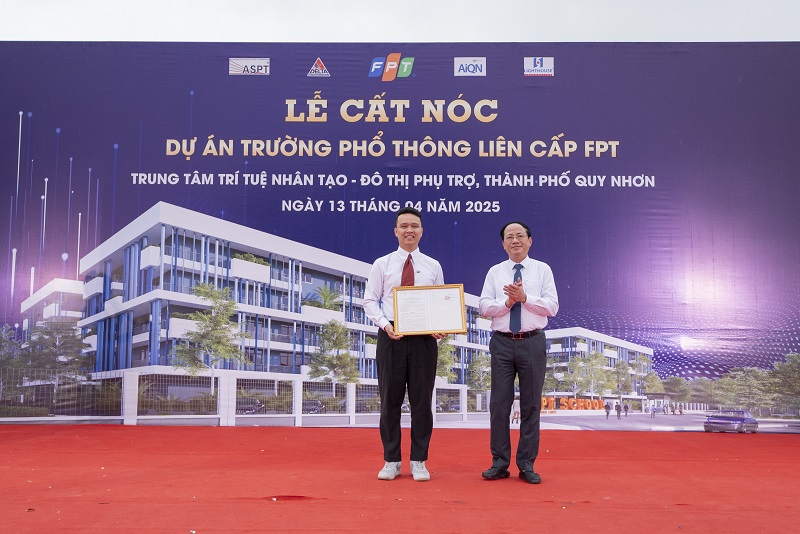 Ông Vũ Hồng Quân - Giám đốc điều hành FPT School Quy Nhơn - nhận quyết định thành lập trường từ ông Phạm Anh Tuấn, Phó Bí thư tỉnh uỷ, Chủ tịch UBND Tỉnh Bình Định