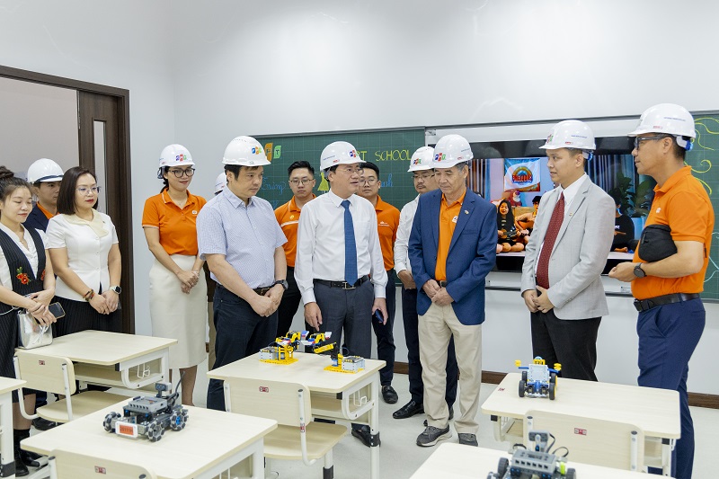 Các đại biểu tham quan phòng học mẫu.